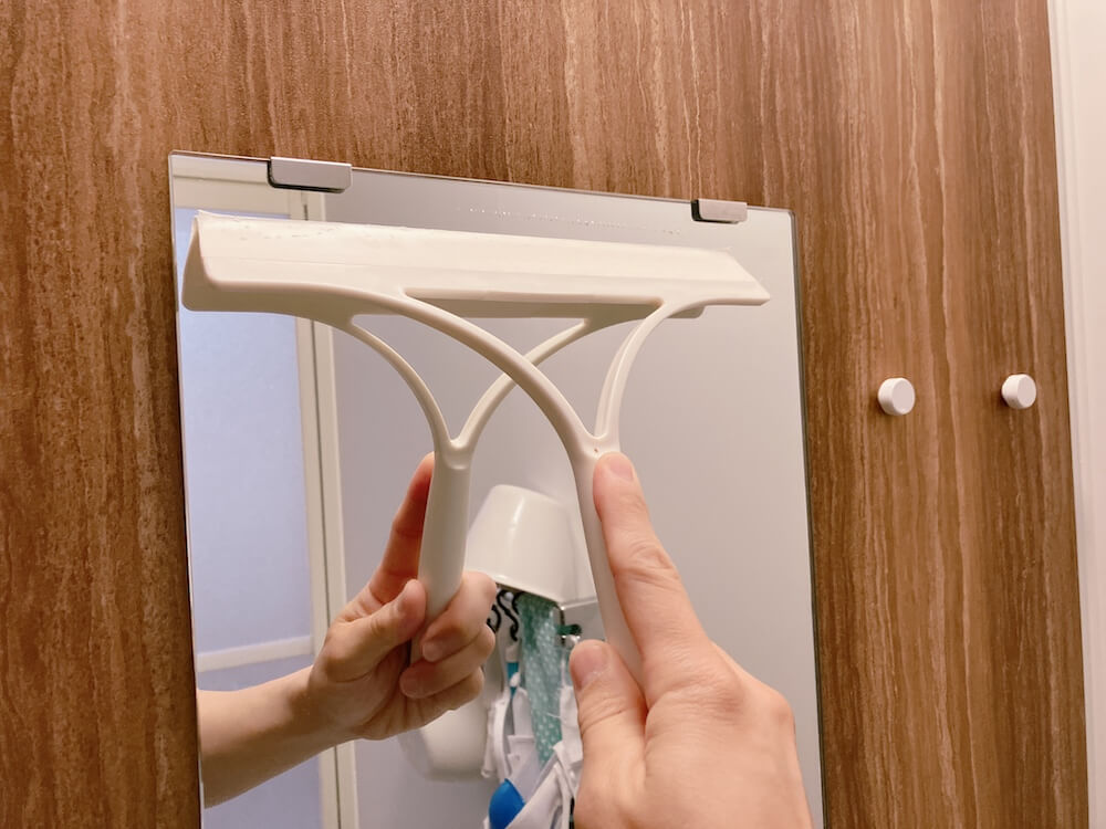 スクイージーでガラスの水をきる